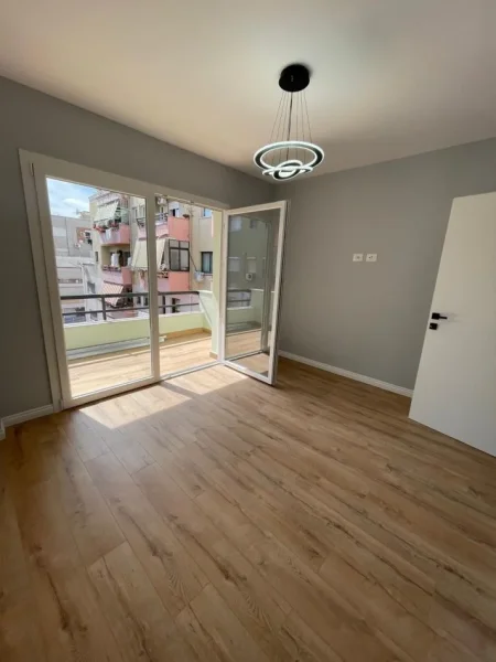 Tirane, shitet apartament 1+1 Kati 6, 63 m² 118.000 € (SHITET SUPER APARTAMENT 1+1 NE 5 MAJI ME HIPOTEKE.)