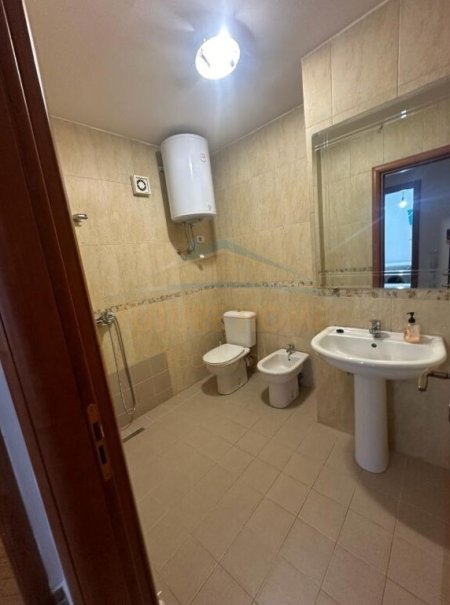 Tirane, jepet me qera apartament 1+1 Kati 6, 113 m² 600 € (Pazari i Ri)