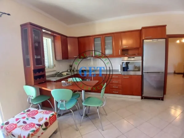 Durres, jepet me qera apartament 2+1+Ballkon Kati 6, 100 m² 450 € (KAZAZI,DURRES)