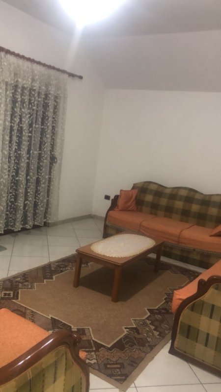 Tirane, jepet me qera Vile 2+1 Kati 3, 100 m² 550 € (Rruga Stavri Themeli)