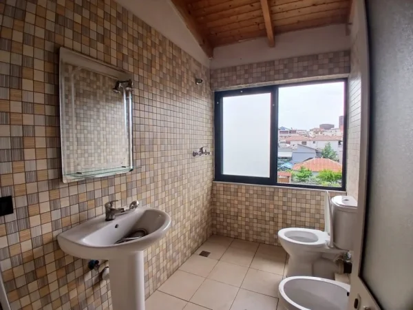 Tirane, jepet me qera apartament 1+1 Kati 4, 120 m² 500 € (Fusha aviacionit)