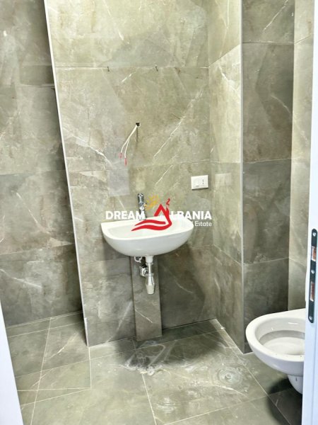 Tirane, jepet me qera zyre Kati 8, 83 m² 550 € (Rruga e Dibres)