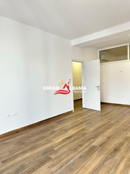 Tirane, jepet me qera zyre Kati 8, 83 m² 550 € (Rruga e Dibres)