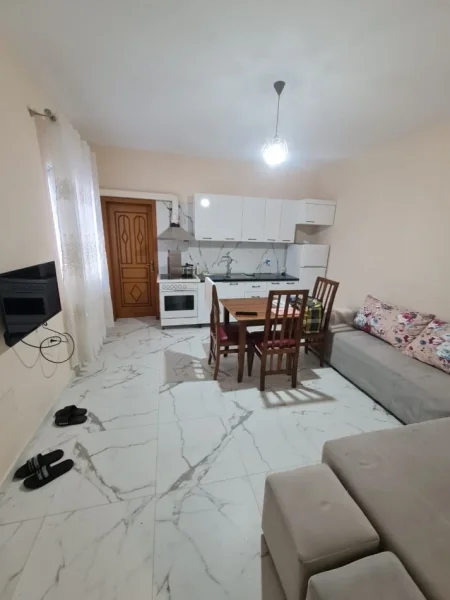 Tirane, jepet me qera apartament 1+1 Kati 2, 400 € (Kinostudio)