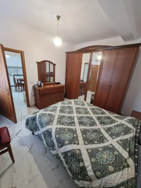 Tirane, jepet me qera apartament 1+1 Kati 2, 400 € (Kinostudio)