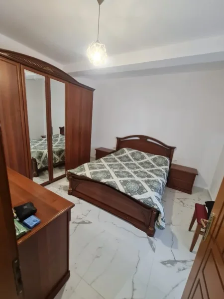 Tirane, jepet me qera apartament 1+1 Kati 2, 400 € (Kinostudio)
