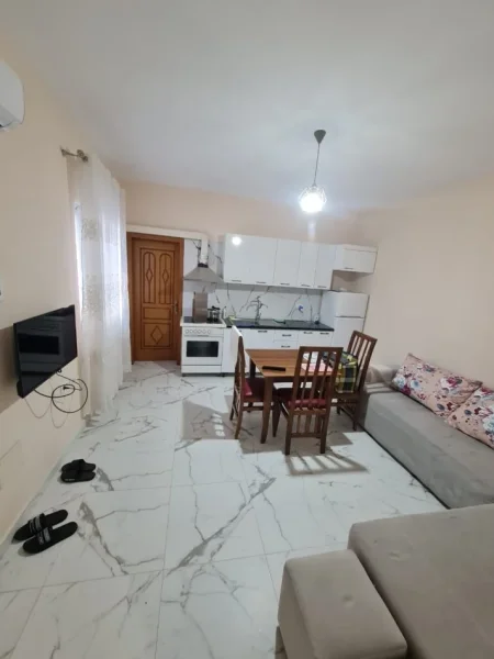 Tirane, jepet me qera apartament 1+1 Kati 2, 400 € (Kinostudio)