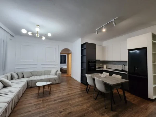 Tirane, jepet me qera apartament 2+1+Ballkon Kati 8, 87 m² 500 € (Yzberisht)