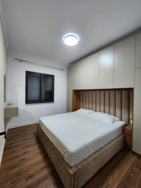 Tirane, jepet me qera apartament 2+1+Ballkon Kati 8, 87 m² 500 € (Yzberisht)