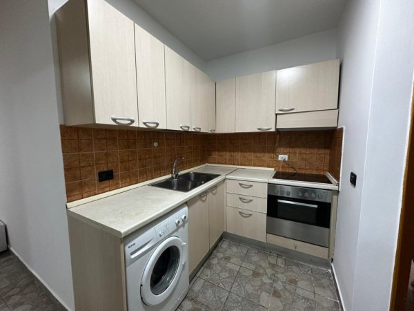 Tirane, jepet me qera apartament 1+1 Kati 8, 450 € (Komuna parisit)