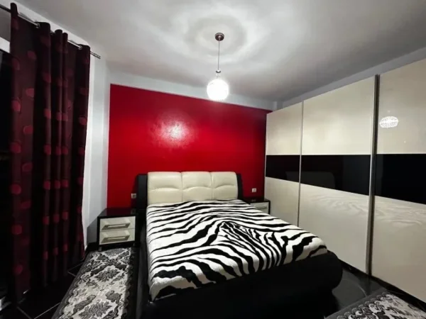 Tirane, jepet me qera apartament 3+1+Ballkon Kati 4, 115 m² 750 € (bulevardi i ri)