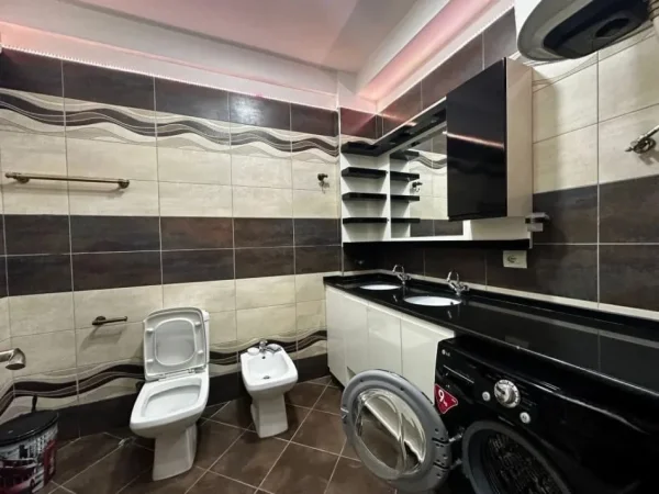 Tirane, jepet me qera apartament 3+1+Ballkon Kati 4, 115 m² 750 € (bulevardi i ri)