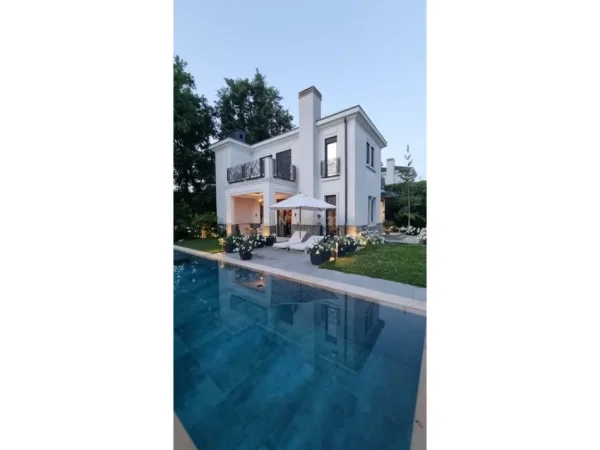 Tirane, jepet me qera Vile 3 Katshe Kati 3, 815 m² 9.000 € (Rezidenca Ekskluzive Rolling Hills)