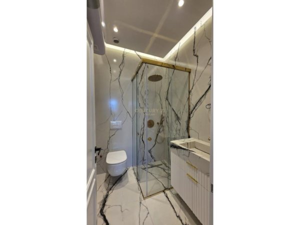 Tirane, jepet me qera apartament 2+1 Kati 8, 116 m² 1.400 € (POST PARKIMI,SQUARE 21)