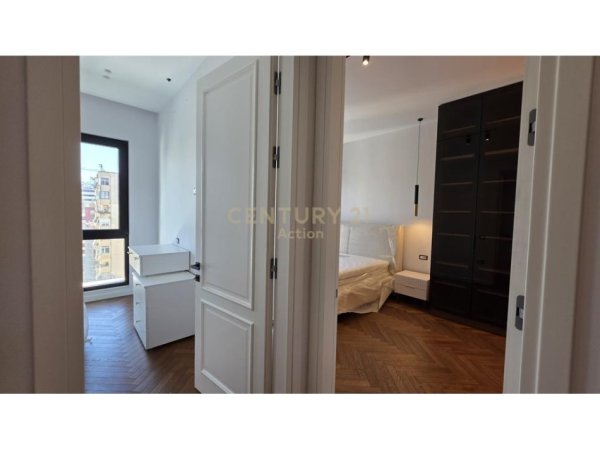 Tirane, jepet me qera apartament 2+1 Kati 8, 116 m² 1.400 € (POST PARKIMI,SQUARE 21)