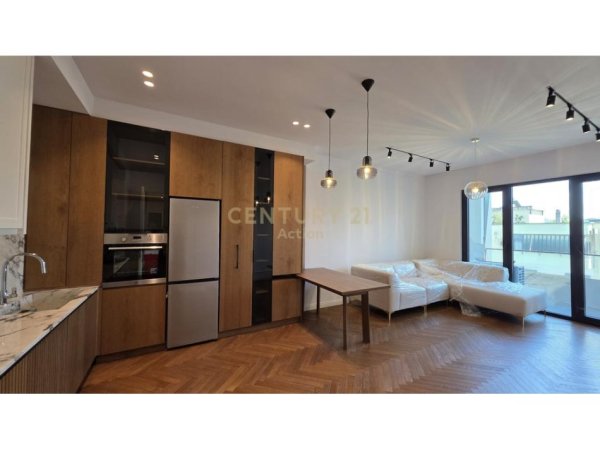 Tirane, jepet me qera apartament 2+1 Kati 8, 116 m² 1.400 € (POST PARKIMI,SQUARE 21)