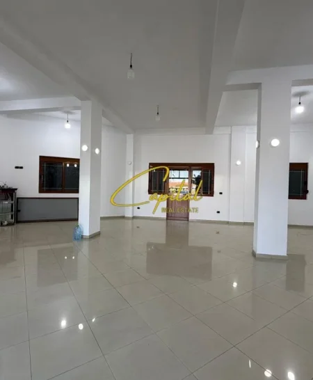 Tirane, jepet me qera dyqan Kati 0, 110 m² 800 € (LIQENI I FARKES)