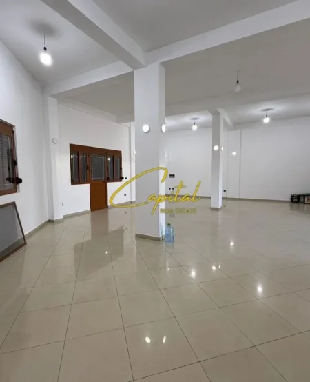 Tirane, jepet me qera dyqan Kati 0, 110 m² 800 € (LIQENI I FARKES)