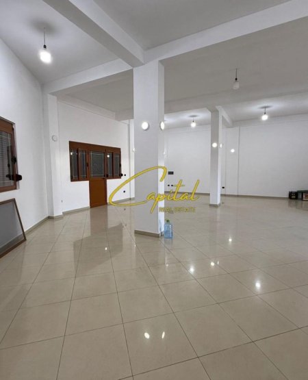 Tirane, jepet me qera dyqan Kati 0, 110 m² 800 € (LIQENI I FARKES)