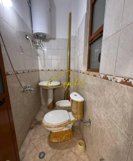 Tirane, jepet me qera dyqan Kati 0, 110 m² 800 € (LIQENI I FARKES)