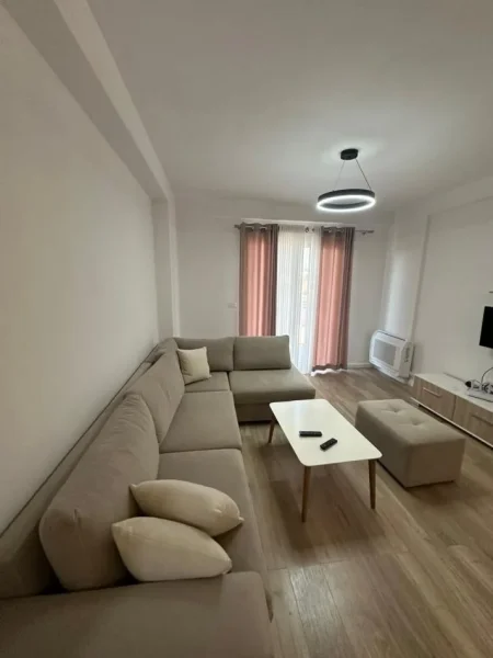 Tirane, jepet me qera apartament 2+1+Aneks+Ballkon Kati 3, 500 € (astir)