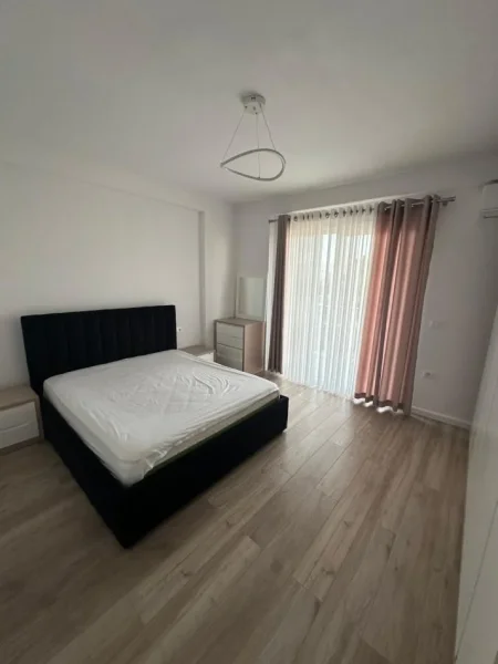 Tirane, jepet me qera apartament 2+1+Aneks+Ballkon Kati 3, 500 € (astir)