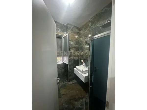 Tirane, jepet me qera 2+1 Kati 2, 101 m² 480 € ,Fresk
