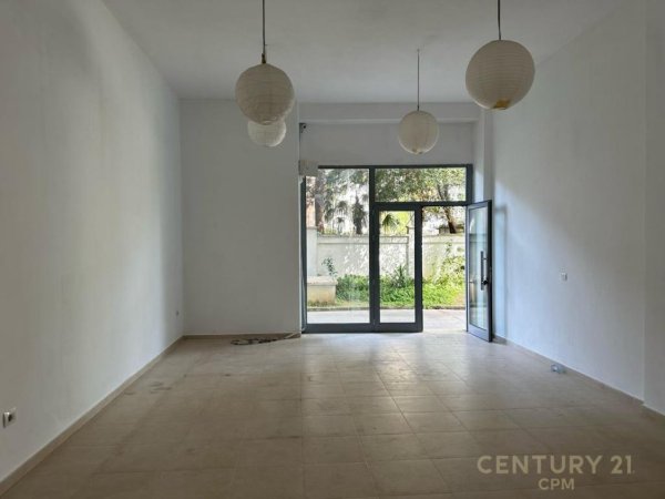 Tirane, jepet me qera dyqan Kati 0, 45 m² 750 € (Stadiumi AirAlbania)