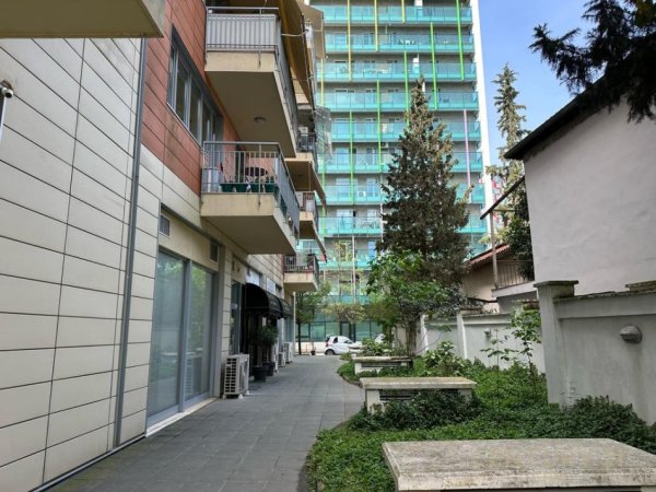 Tirane, jepet me qera dyqan Kati 0, 45 m² 750 € (Stadiumi AirAlbania)