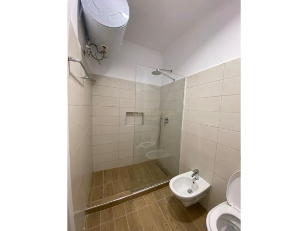 Tirane, jepet me qera 1+1 Kati 3, 84 m² 370 € (FRESK)