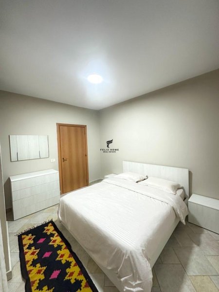Tirane, jepet me qera apartament 1+1+Ballkon Kati 15, 65 m² 550 € (QENDER)