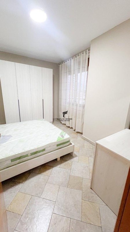 Tirane, jepet me qera apartament 1+1+Ballkon Kati 15, 65 m² 550 € (QENDER)
