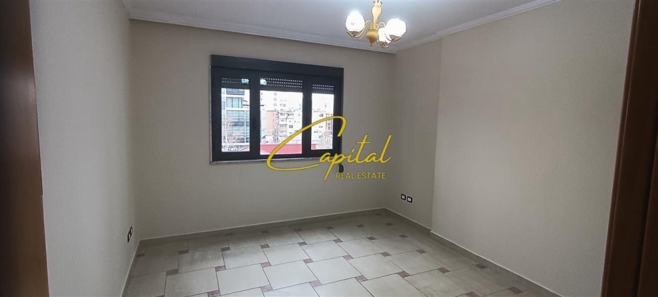 Tirane, jepet me qera zyre Kati 4, 132 m² 1.100 € (RRUGA KAJO KARAJFILI)
