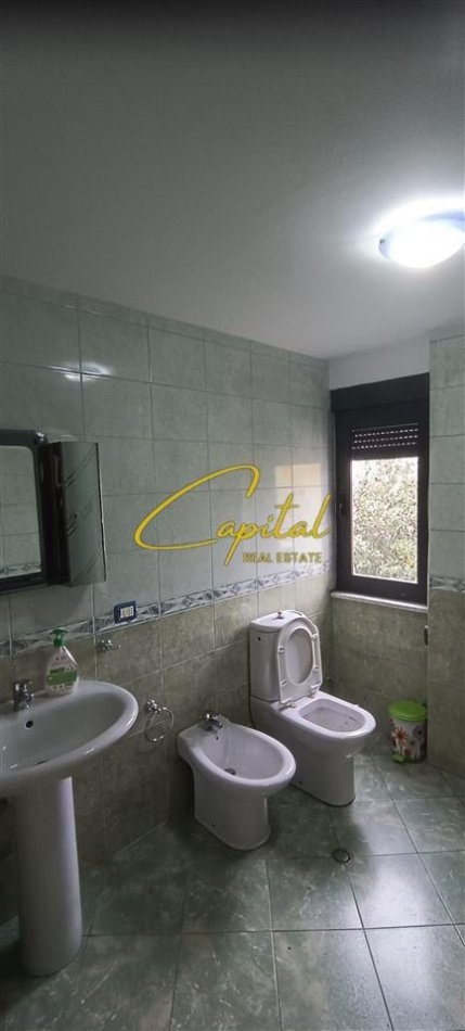 Tirane, jepet me qera zyre Kati 4, 132 m² 1.100 € (RRUGA KAJO KARAJFILI)