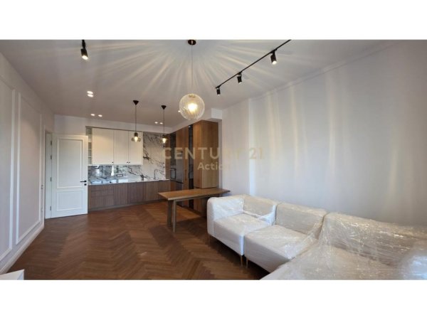 Tirane, jepet me qera apartament 2+1+post parkimi Kati 8, 116 m² 1.400 € (Square 21, 21 Dhjetori)