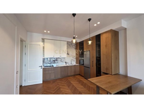 Tirane, jepet me qera apartament 2+1+post parkimi Kati 8, 116 m² 1.400 € (Square 21, 21 Dhjetori)