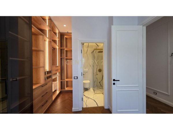 Tirane, jepet me qera apartament 2+1+post parkimi Kati 8, 116 m² 1.400 € (Square 21, 21 Dhjetori)