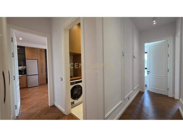 Tirane, jepet me qera apartament 2+1+post parkimi Kati 8, 116 m² 1.400 € (Square 21, 21 Dhjetori)