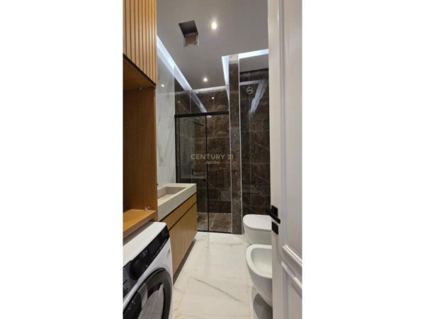 Tirane, jepet me qera apartament 2+1+post parkimi Kati 8, 116 m² 1.400 € (Square 21, 21 Dhjetori)
