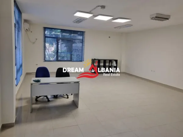 Tirane, jepet me qera zyre Kati 0, 100 m² 500 € (Prane Liqenit te Thate - ID 42611073)