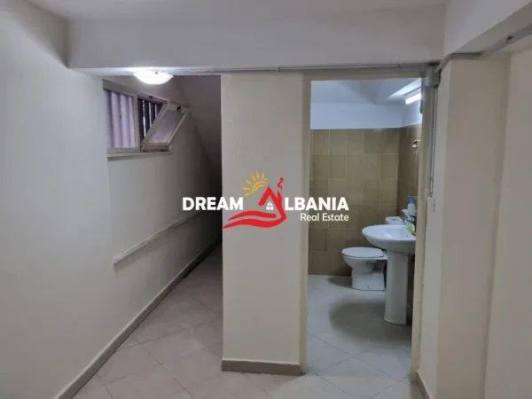 Tirane, jepet me qera zyre Kati 0, 100 m² 500 € (Prane Liqenit te Thate - ID 42611073)