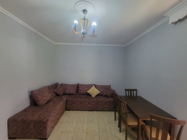 Tirane, jepet me qera apartament 1+1+Ballkon Kati 2, 75 m² 350 € (Rruga 5 maji)