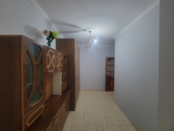 Tirane, jepet me qera apartament 1+1+Ballkon Kati 2, 75 m² 350 € (Rruga 5 maji)