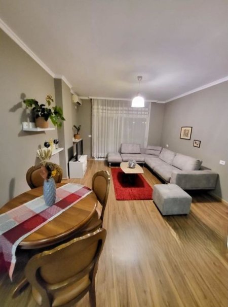 Tirane, jepet me qera apartament 1+1+Ballkon Kati 11, 75 m² 650 € (KOMUNA E PARISIT)