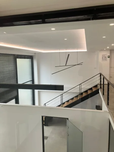 Tirane, jepet me qera ambjent biznesi Kati 1, 100 m² 2.700 € (JEPET ME QERA SUPER AMBIENT BIZNESI AFER TOP TANIT NE QENDER TE TIRANES)