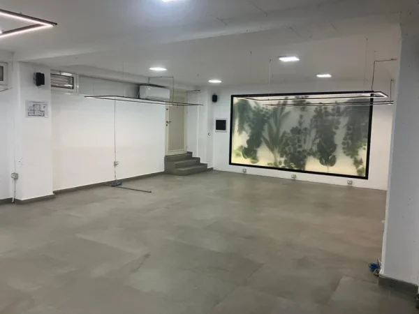 Tirane, jepet me qera ambjent biznesi Kati 1, 100 m² 2.700 € (JEPET ME QERA SUPER AMBIENT BIZNESI AFER TOP TANIT NE QENDER TE TIRANES)