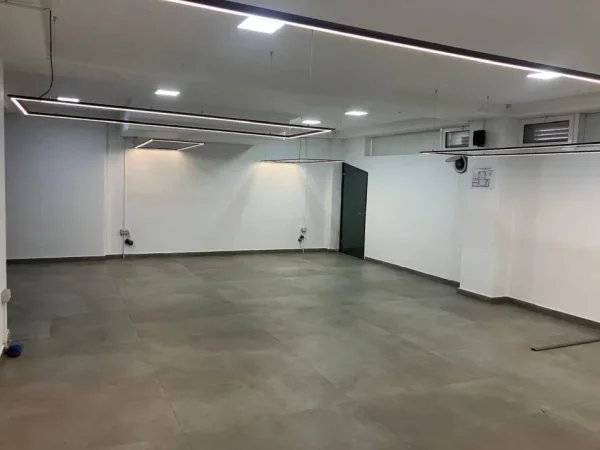 Tirane, jepet me qera ambjent biznesi Kati 1, 100 m² 2.700 € (JEPET ME QERA SUPER AMBIENT BIZNESI AFER TOP TANIT NE QENDER TE TIRANES)