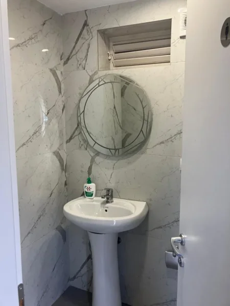 Tirane, jepet me qera ambjent biznesi Kati 1, 100 m² 2.700 € (JEPET ME QERA SUPER AMBIENT BIZNESI AFER TOP TANIT NE QENDER TE TIRANES)