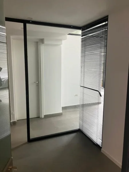 Tirane, jepet me qera ambjent biznesi Kati 1, 100 m² 2.700 € (JEPET ME QERA SUPER AMBIENT BIZNESI AFER TOP TANIT NE QENDER TE TIRANES)
