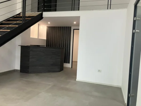 Tirane, jepet me qera ambjent biznesi Kati 1, 100 m² 2.700 € (JEPET ME QERA SUPER AMBIENT BIZNESI AFER TOP TANIT NE QENDER TE TIRANES)